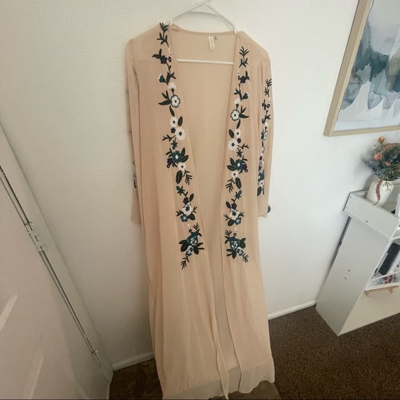 Embroidered floor length kimono - Picture 11 of 11